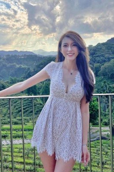 摆摊后，全城大哥都来给我打下手